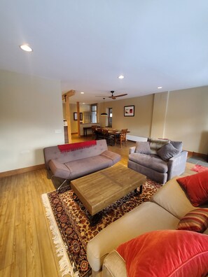 Smart TV, books - Modern Downtown Loft in Heart of Silverton (Silverton)