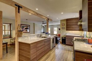 Fridge, microwave, oven, stovetop - Modern Downtown Loft in Heart of Silverton (Silverton)