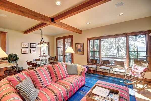 Télévision, cheminée, lecteur de DVD, livres