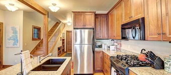 Mellow Cove Retreat!! Private Dock and Outdoor Kitchen!!