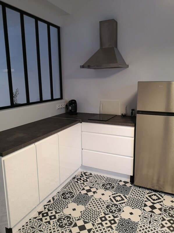 Réfrigérateur, micro-ondes, four, plaque de cuisson