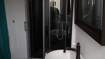 Sèche-cheveux, serviettes fournies, papier toilette