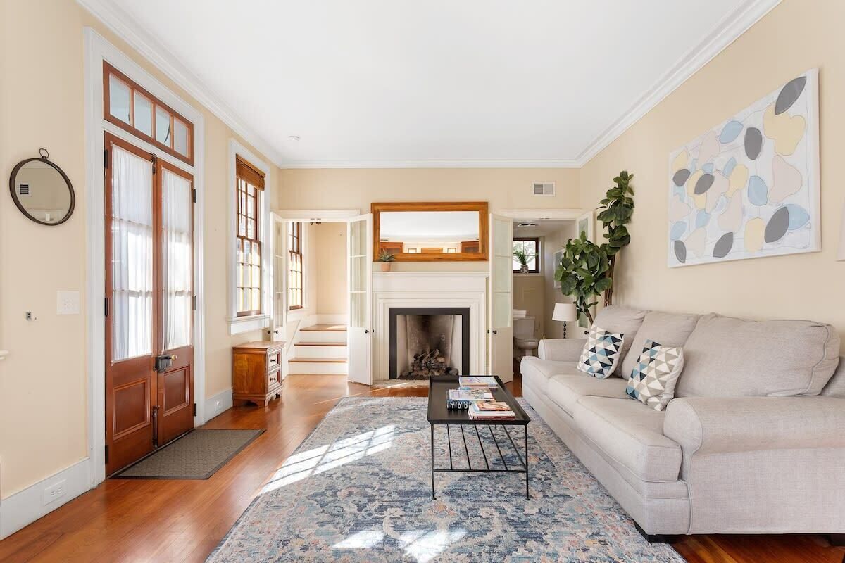 Televisio, takka, työhuone