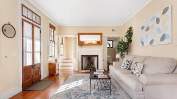 Televisión, chimenea y oficina