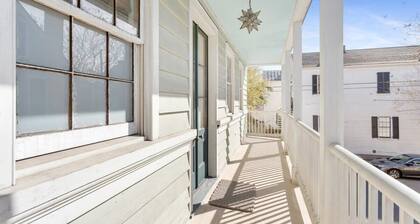 Cozy Downtown Carriage House ☺ Walk Everywhere!