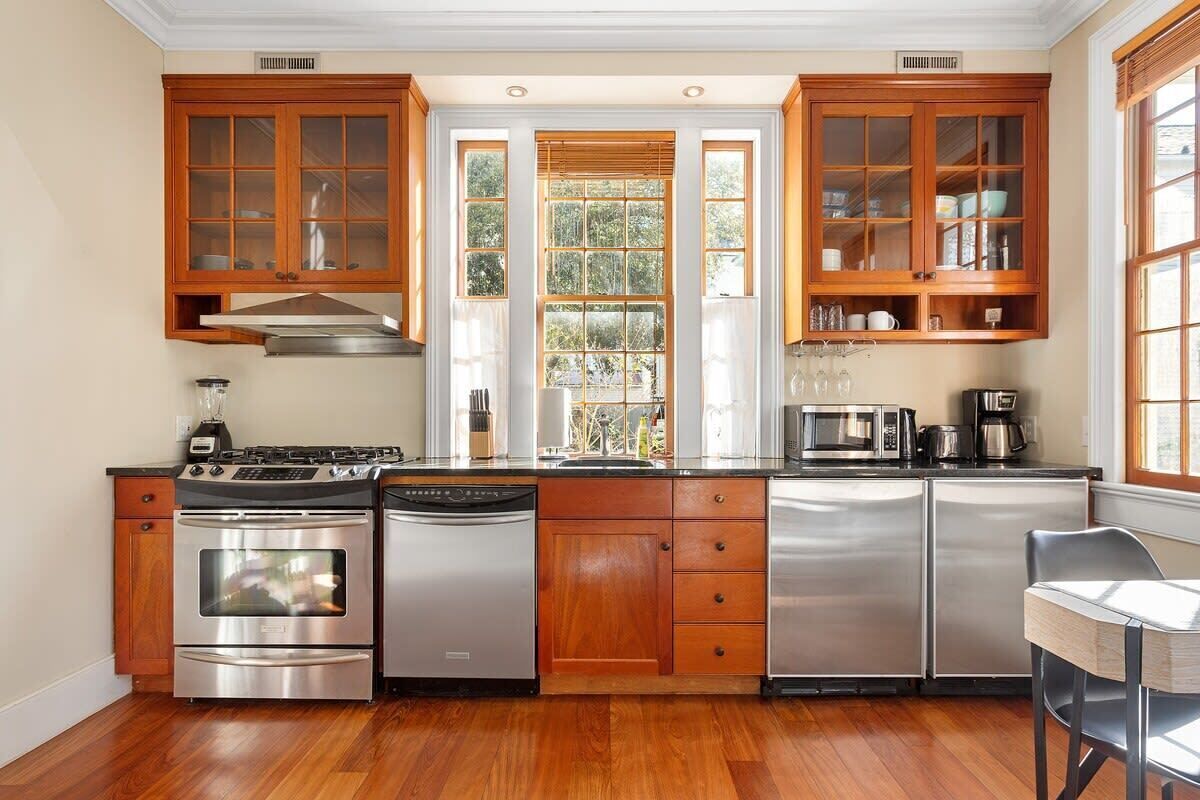 Jääkaappi, mikroaaltouuni, uuni, liesi