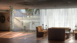 A spacious lobby with a staircase, a sofa, and a coffee table. - Vilanova Villas (Albufeira)