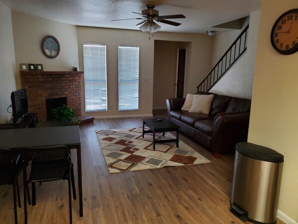 Televisión, chimenea y reproductor de DVD 