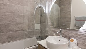 Badewanne, Haartrockner, Hausschuhe, Handtücher