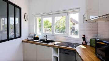 Réfrigérateur, micro-ondes, four, plaque de cuisson