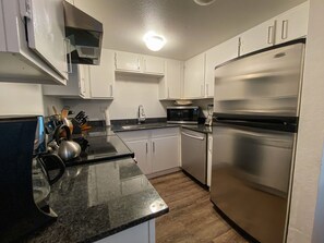 Jääkaappi, mikroaaltouuni, uuni, liesi