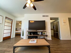 2 habitaciones, tabla de planchar con plancha y cuna de viaje