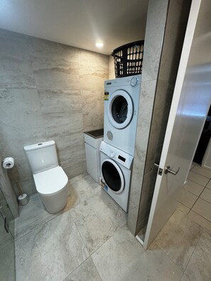 Shower, hair dryer, towels, soap - Budds Beach Stay. Free WiFi and parking  (Gold Coast)