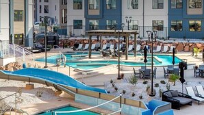 Um hotel moderno com várias piscinas, incluindo um rio lento e um toboágua.