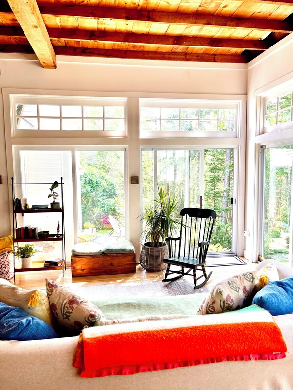 Smart TV, chimenea, futbolito y libros 