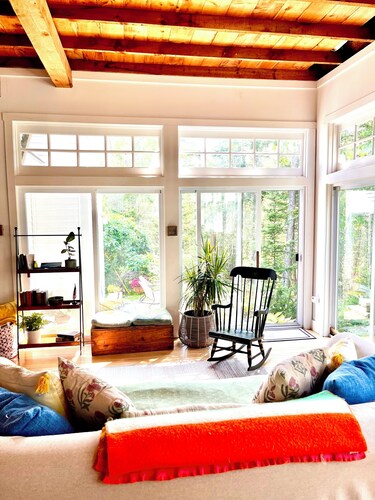 Cozy and charming coastal retreat