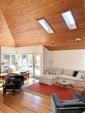 Smart TV, DVD player, books, computer monitors