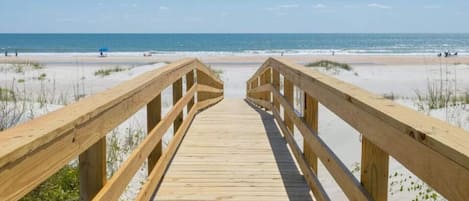 Plage, chaises longues, serviettes de plage