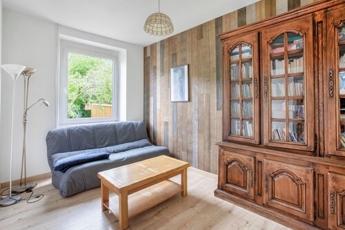 Rents a double room in a large house