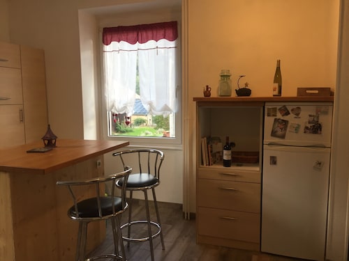 Rents a double room in a large house