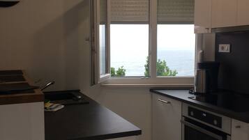 冷蔵庫、電子レンジ、オーブン、コンロ