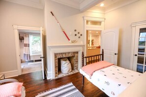 4 slaapkamers, een bureau, een strijkplank/strijkijzer, reisbedje