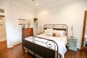 4 makuuhuonetta, työpöytä, silitysrauta/-lauta, vauvan matkasänky