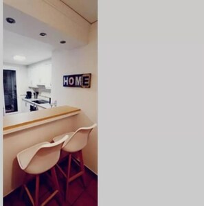 Een koelkast, een microgolfoven, een kookplaat, een vaatwasser