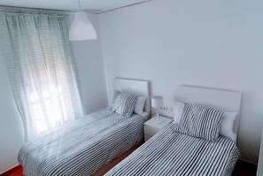 2 chambres, fer et planche à repasser, Wi-Fi, draps fournis