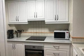 Réfrigérateur, micro-ondes, plaque de cuisson, lave-vaisselle