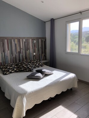 2 chambres, fer et planche à repasser, Wi-Fi, draps fournis