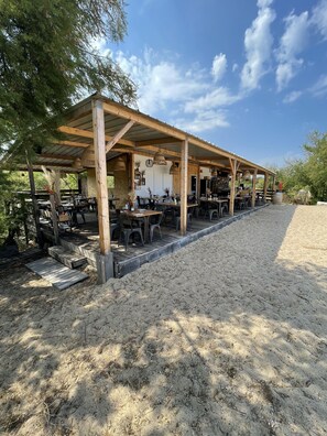 Outdoor dining - Villa feet in the water  (Solaro)