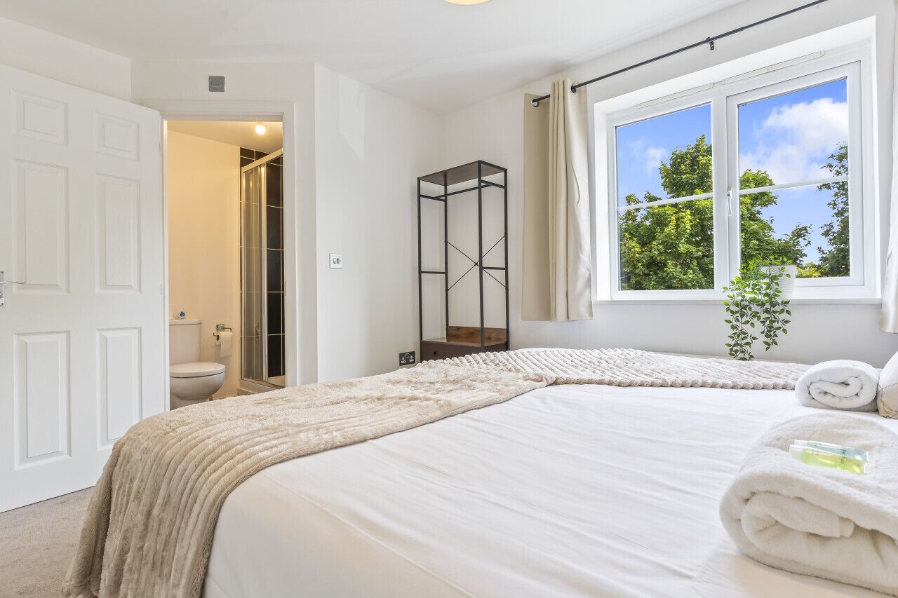 3 makuuhuonetta, työpöytä, silitysrauta/-lauta, vauvan matkasänky