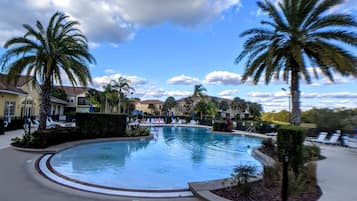 Een buitenzwembad, een verwarmd zwembad