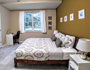 Une chambre à coucher avec un lit, un bureau et une fenêtre.