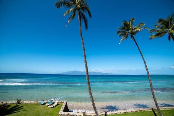 En la playa, camastros y toallas de playa 