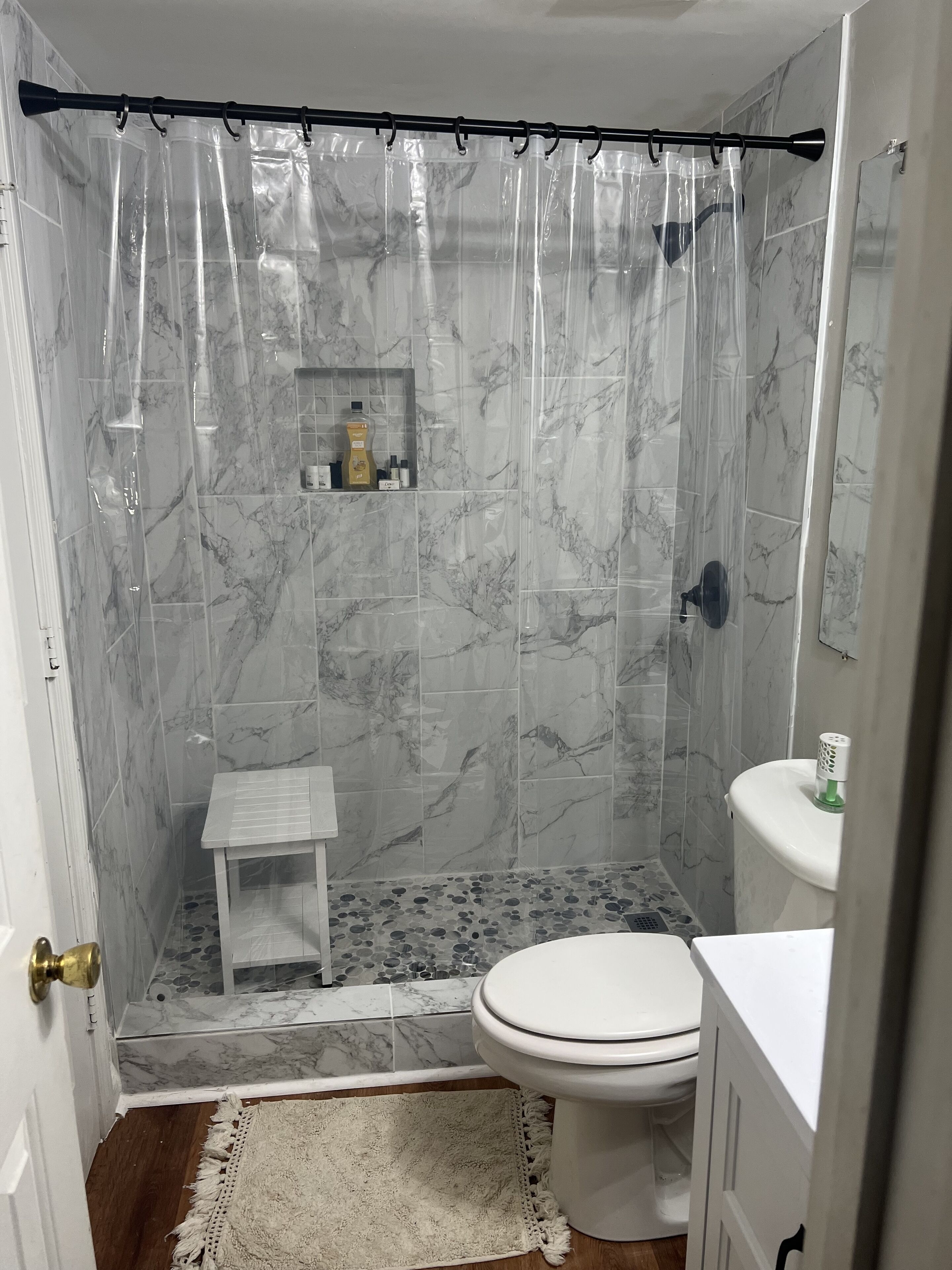 Ducha y bañera combinadas, secador de pelo, toallas y jabón