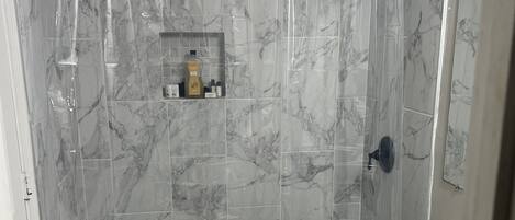 Ducha y bañera combinadas, secador de pelo, toallas y jabón