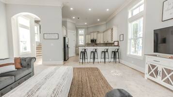 Smart-tv, bordsfotboll och kontor