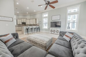 Een smart-tv, tafelvoetbal en een kantoor