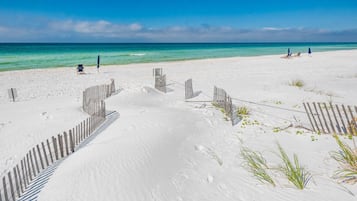 Ubicación cercana a la playa y tumbonas