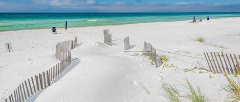 Nära stranden och solstolar