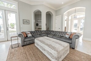 Älytelevisio, pöytäjalkapallopöytä, työhuone