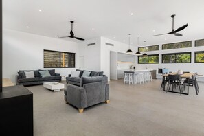 Smart TV, fireplace, DVD player, books - CONTEMPORARY, MODERN & STYLISH ROSETTA HOLIDAY HOME IN SORRENTO (Sorrento)