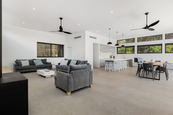 تلفزيون ذكي، مدفأة، مشغل دي في دي، كُتُب