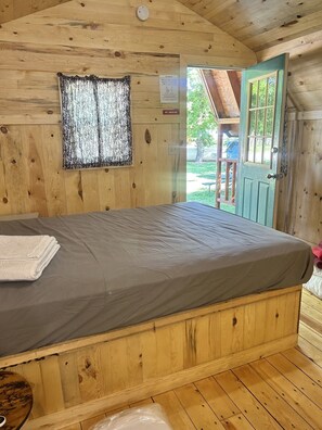 1 bedroom, WiFi, bed sheets - Sturgis SD Cabin with Queen Bed. In the Heart of the Blackhills, close to Deadwood and Mt. Rushmore (Sturgis)