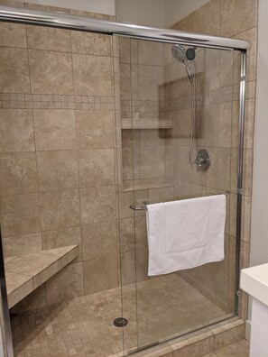 Shower, hair dryer, towels, toilet paper - Downtown Loft on Lupfer (Whitefish)