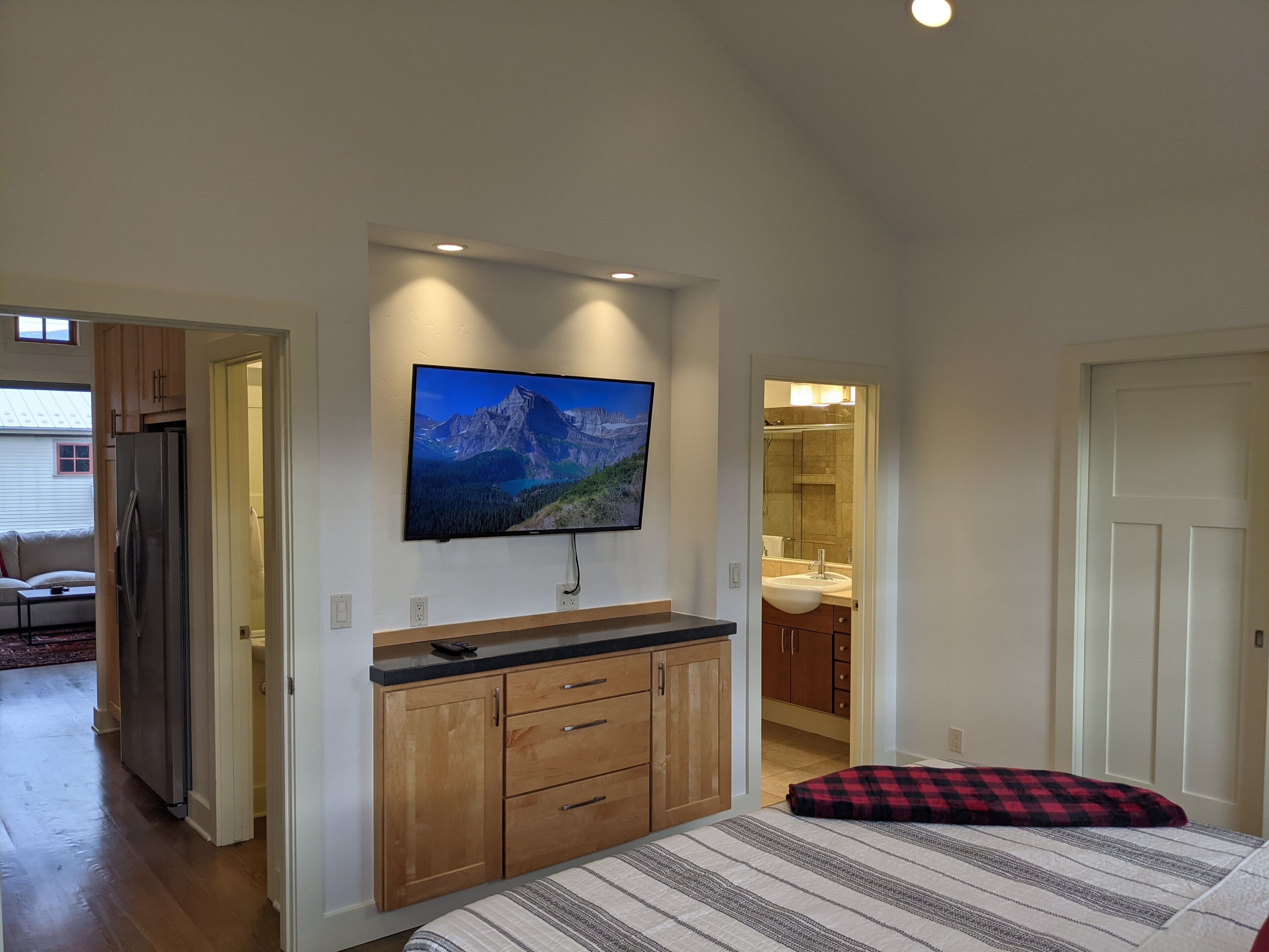 3 bedrooms, iron/ironing board, WiFi (free), bed sheets