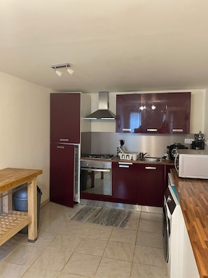 Kühlschrank, Mikrowelle, Ofen, Herdplatte