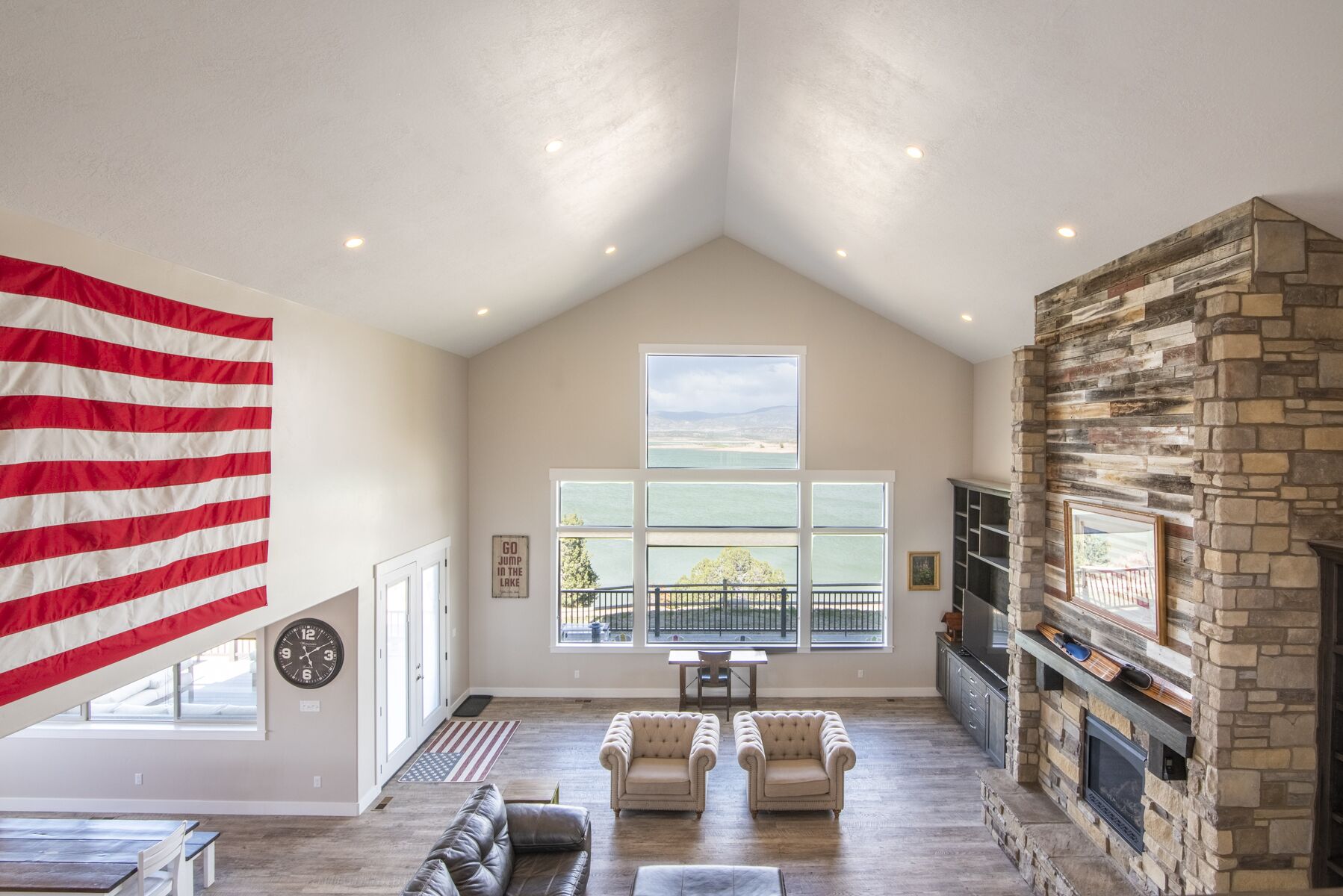 Smart TV, chimenea, reproductor de DVD y estéreo 